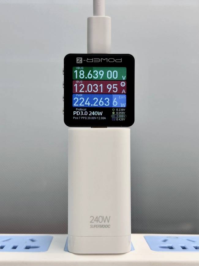 华为闪充手机稍微发热
:真我240W满级秒充实测功率曝光 realme再破行业纪录