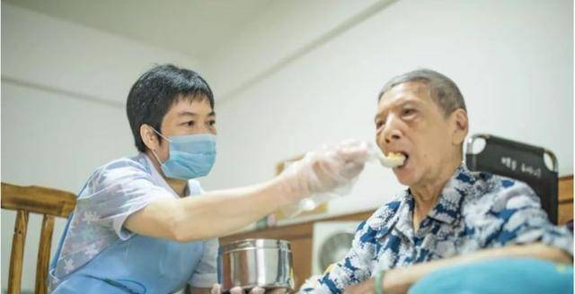 华为手机来电话接不了
:老人住院，最疼爱的儿子不接电话，最讨厌的儿子来医院照顾三个月
