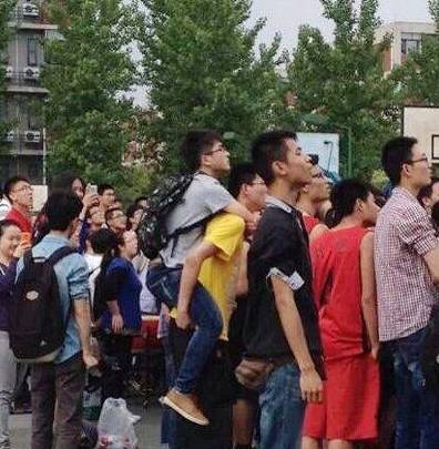 华为6a手机手机晚上漏电
:搞笑图片幽默段子笑话：妹子，你这么刻苦学习，一定是个学霸吧