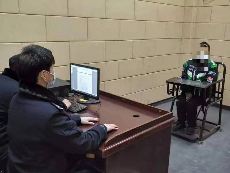 华为手机解绑银行卡
:只因在人群中多看一眼，常德民警办事途中抓获入室盗窃嫌疑人