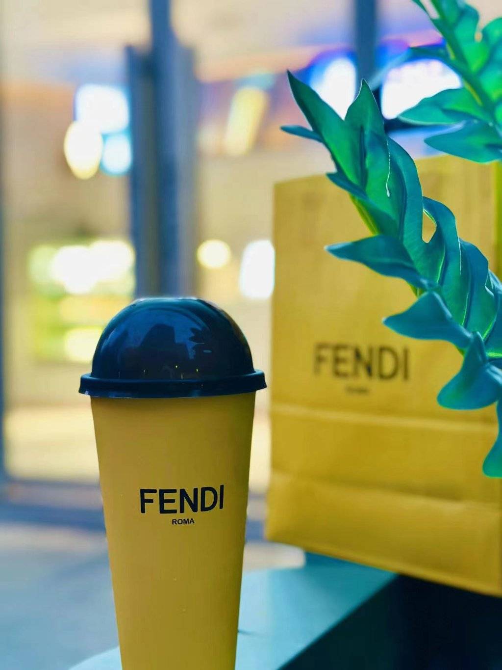 手机挂件:人生第一个FENDI ，竟是喜茶